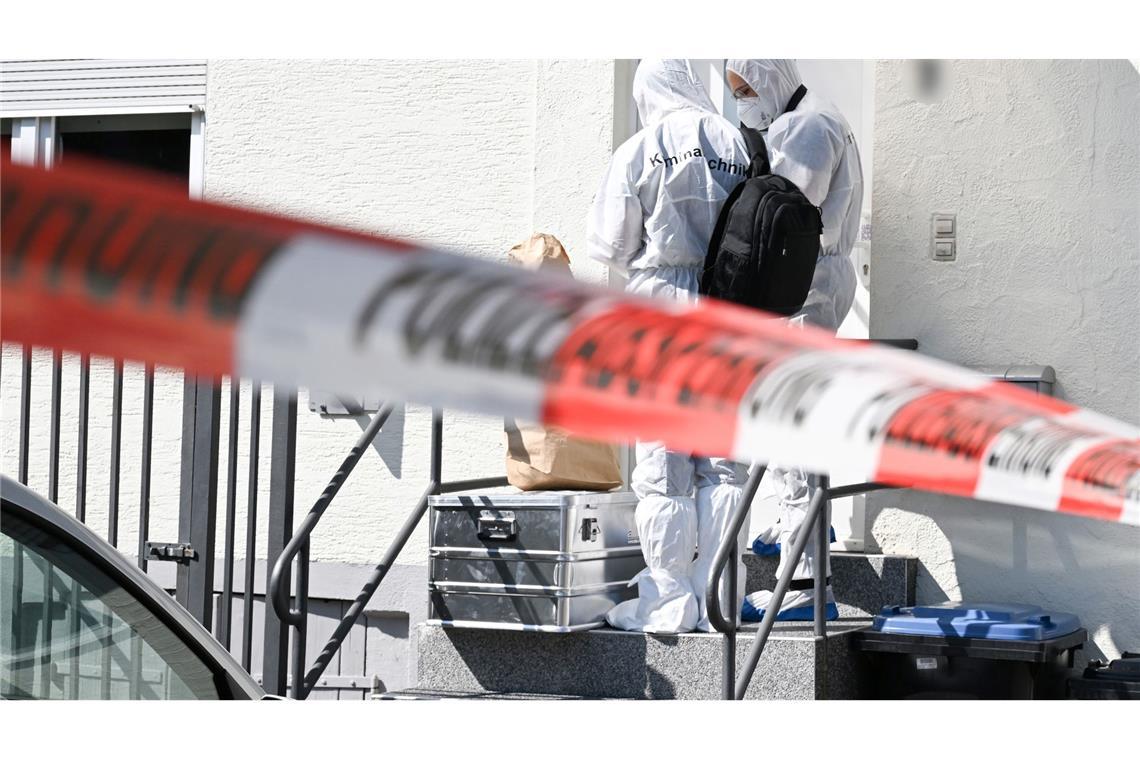 Am Tatort werden Spuren gesichert.