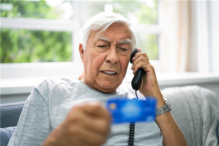Am Telefon sollten nie Kreditkartendetails verraten werden.Foto: Adobe Stock/Andrey Popov