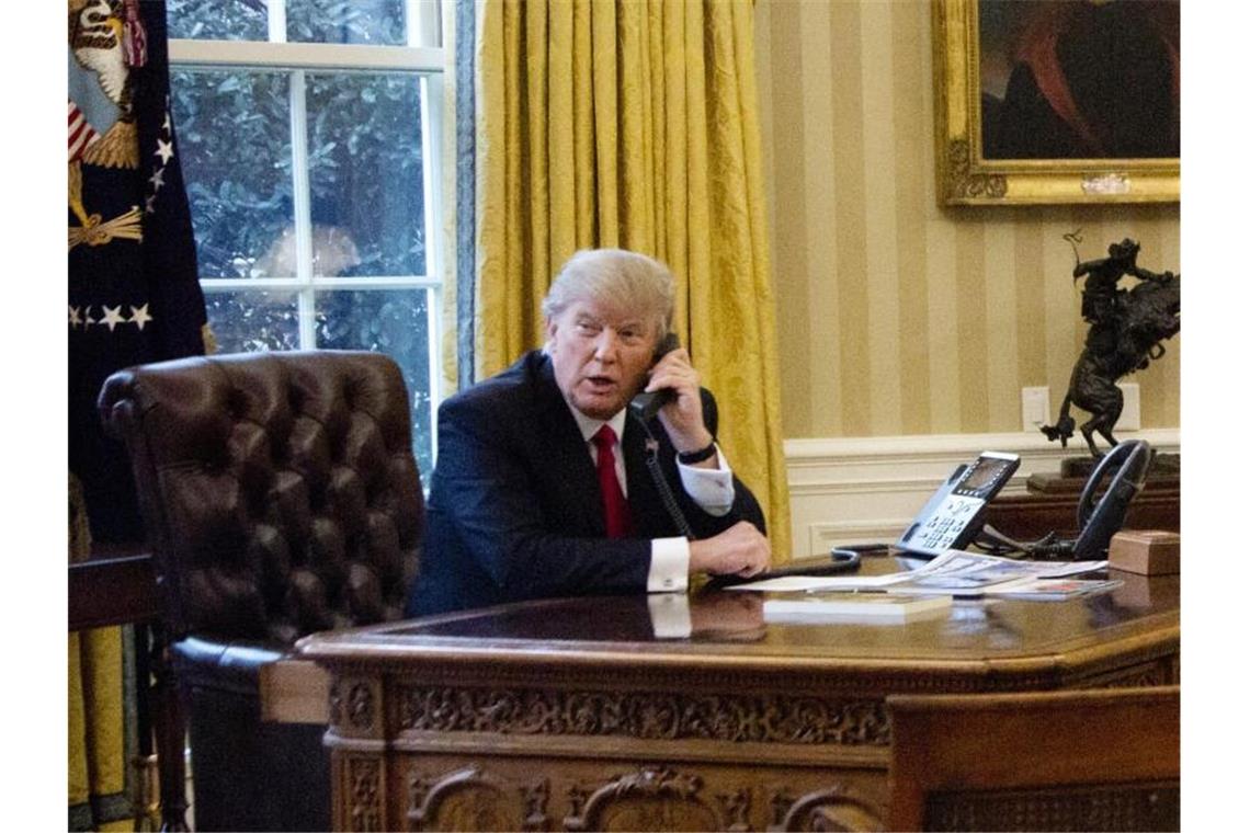 Am Telefon: US-Präsident Donald Trump im Oval Office des Weißen Hauses. Foto: Manuel Balce Ceneta/AP