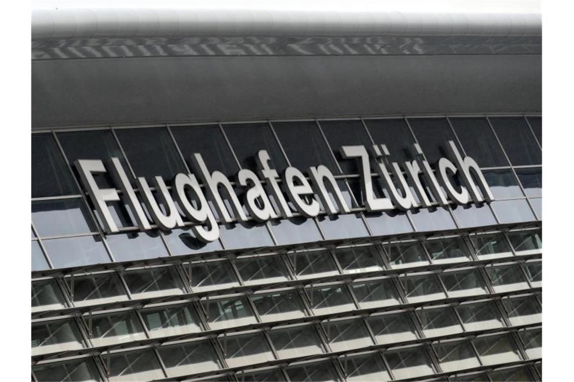 Am Terminal des Flughafens von Zürich steht „Flughafen Zürich“. Foto: Andreas Gebert/Archivbild