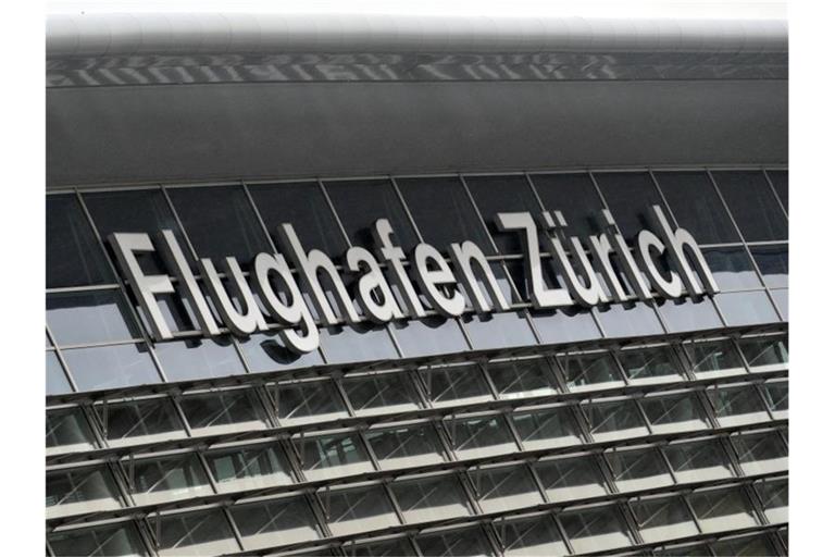 Am Terminal des Flughafens von Zürich steht „Flughafen Zürich“. Foto: Andreas Gebert/Archivbild