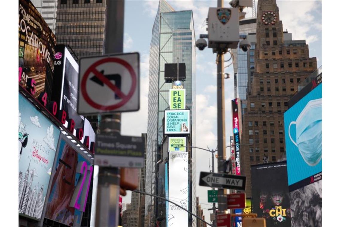 USA melden Rekord von rund 60.000 neuen Corona-Fällen Am Times Square in New York weisen elektronische Plakatwände auf Hygiene- und Abstandsregeln hin. Foto: Michael Nagle/XinHua/dpa