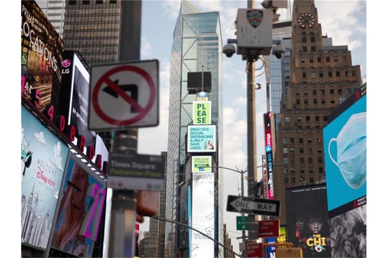 Am Times Square in New York weisen elektronische Plakatwände auf Hygiene- und Abstandsregeln hin. Foto: Michael Nagle/XinHua/dpa