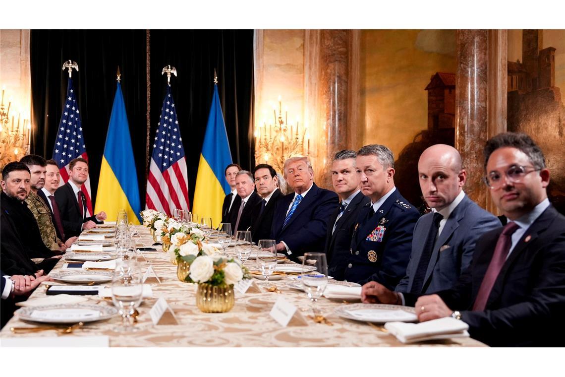 Am Tisch: Die Delegationen der USA und der Ukraine.