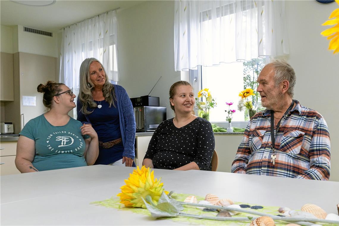 Backnang: Gut eingelebt im Haus Plattenwald Am Tisch sitzen Carmen (von links), Franziska und Thomas und erzählen von ihrem Alltag im neuen Haus Plattenwald. Die Teamleiterin und Sozialpsychiaterin Martina Kühme ist eine geschätzte Bezugsperson für die drei Bewohner. Fotos: Alexander Becher