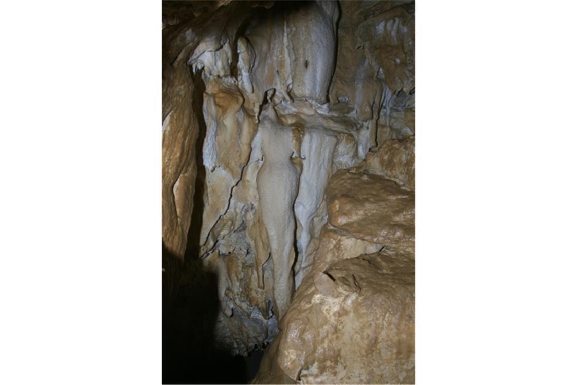 Am Tor der Hoffnung: Schöne Lau haben die Höhlenforscher diese boizarre  an einen Frauenkörper erinnernde Kalkformation  am Eingang zur Vetterhöhle genannt.