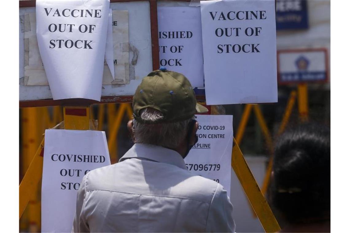 Am Tor eines Impfzentrums in Mumbai angebrachte Schilder weisen auf den Mangel an Impfstoff hin. Foto: Rafiq Maqbool/AP/dpa
