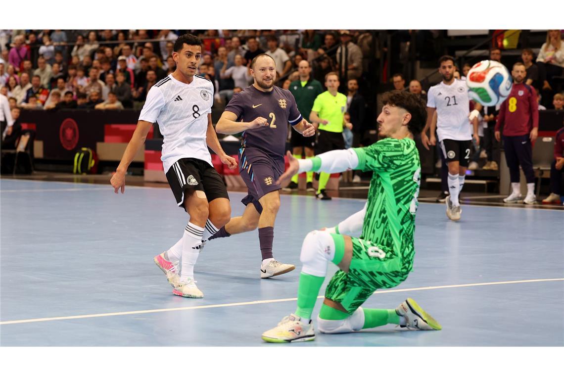 Am Torwart vorbei ins Tor: Gabriel Oliveira erzielt das 3:1