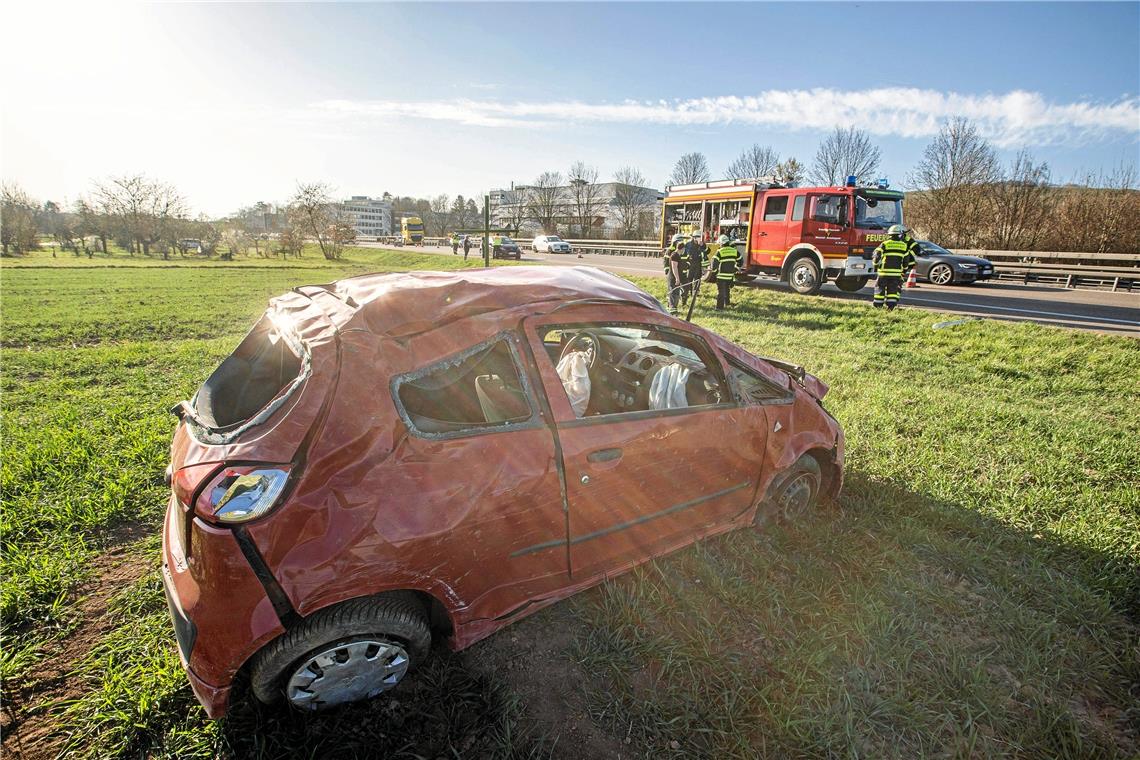 Auto überschlägt sich mehrfach Am total beschädigten Fahrzeug entstand 10000 Euro Sachschaden. Foto: 7aktuell/Simon Adomat