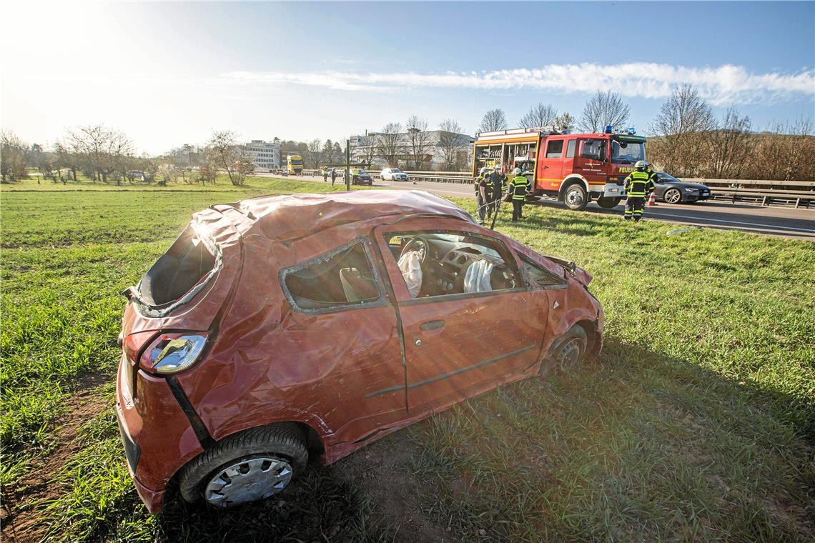 Auto überschlägt sich mehrfach