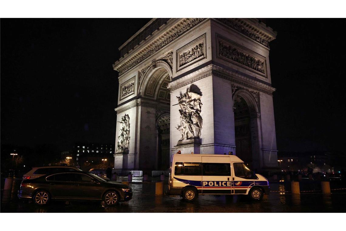 Terroranschlag am Pariser Triumphbogen - Gendarm unverletzt