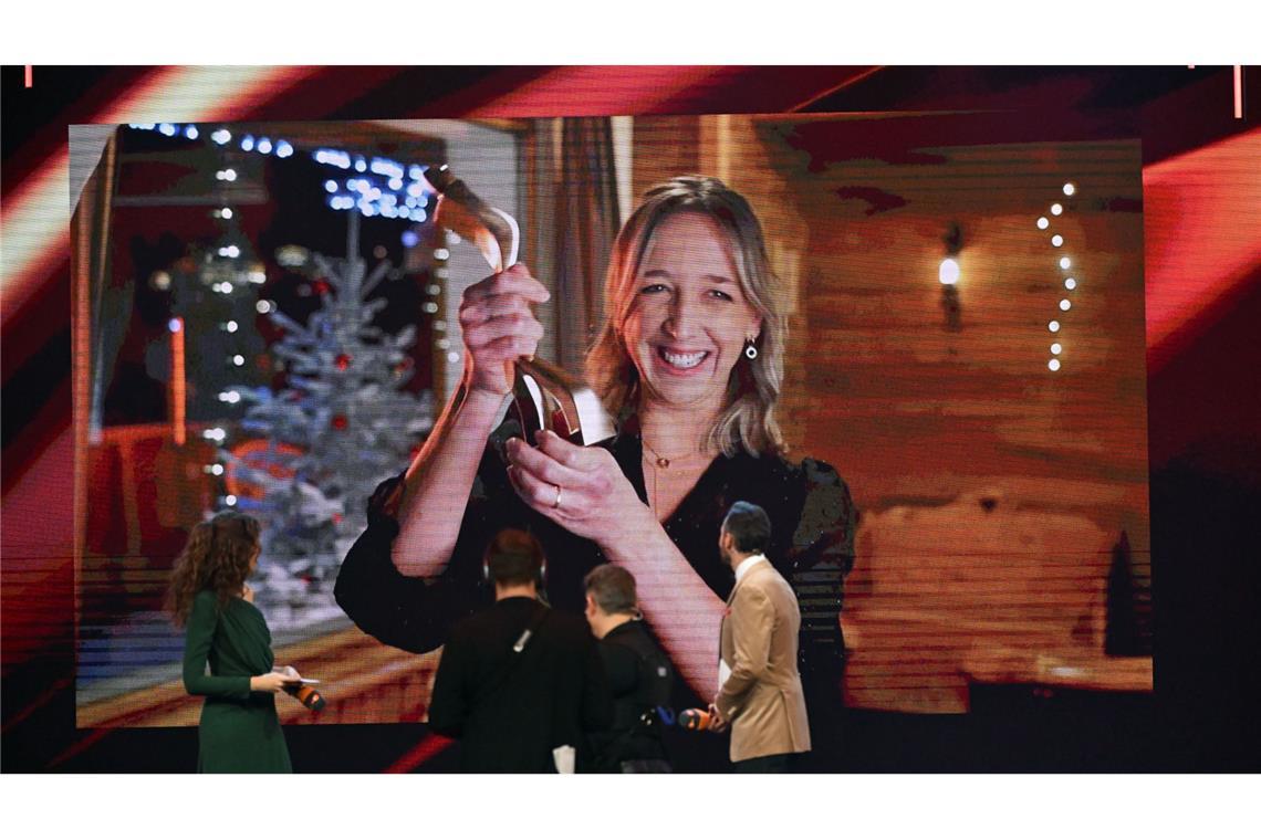 Am TV zugeschaltet: Die Siegerin bei den Frauen, Biathletin Franziska Preuß.