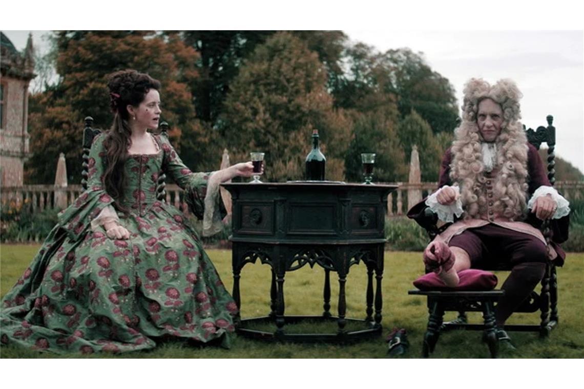 Am und auf dem adligen Krankenlager: Claire Foy als Lady Savage, Richard E. Grant als ihr Gatte Sir Chauncey.