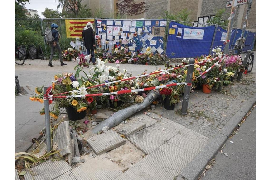 SUV-Unfall mit vier Toten: Wohnung des Fahrers durchsucht Am Unfallort liegen Blumen zum Gedenken an die vier Toten. Foto: Jörg Carstensen