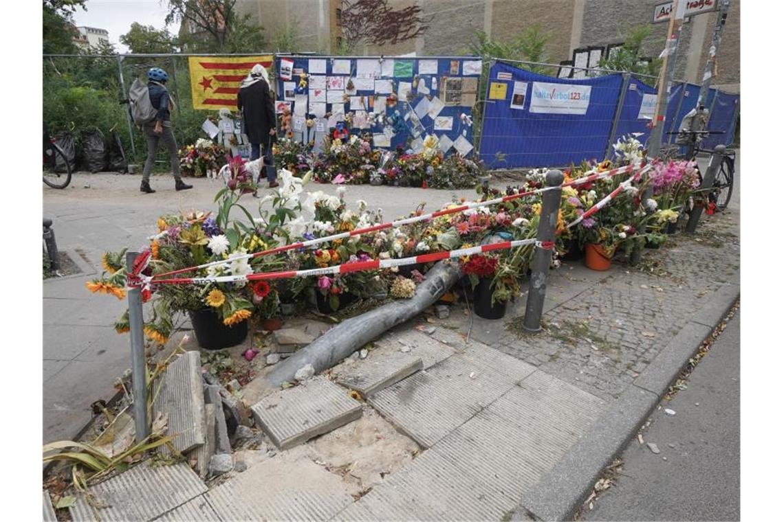 Am Unfallort liegen Blumen zum Gedenken an die vier Toten. Foto: Jörg Carstensen