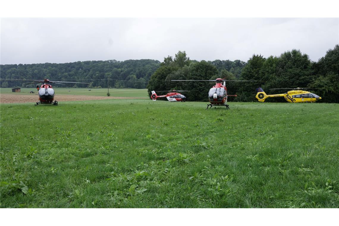 Feuerwehr: Rund 50 Verletzte bei Zugunglück Am Unfallort waren auch mindestens vier Rettungshubschrauber im Einsatz.