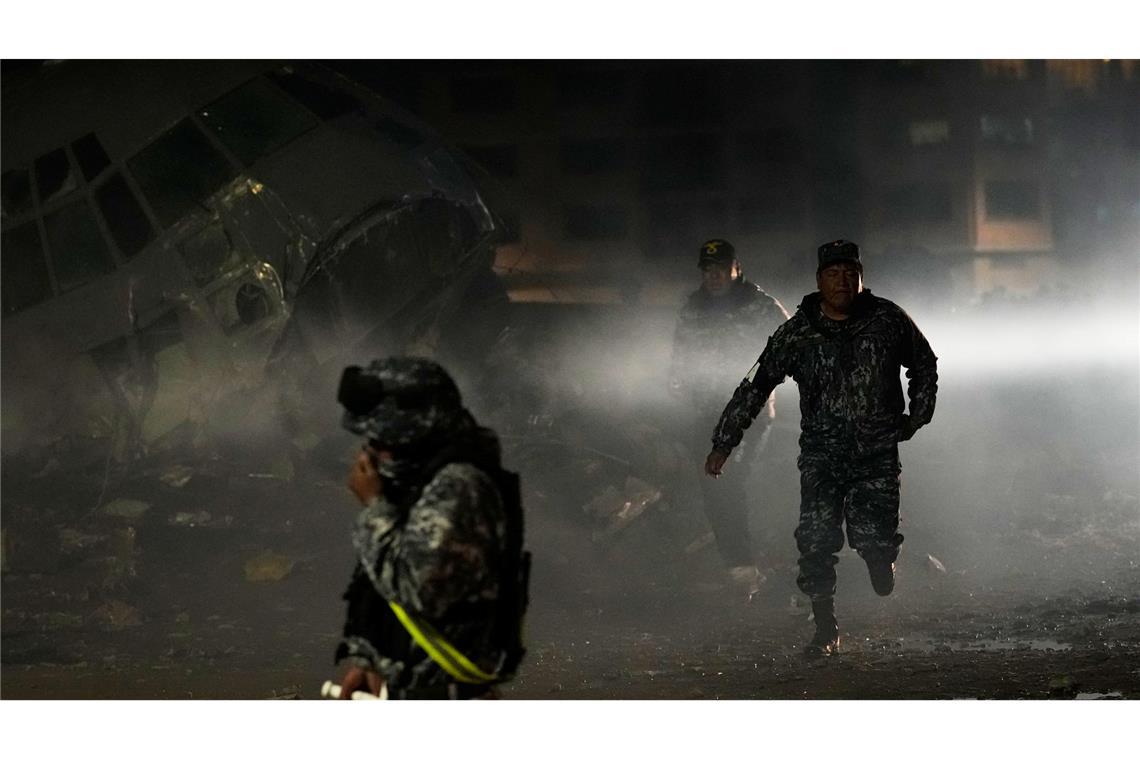 Am Unglücksort kommt es zu Plünderungsversuchen.