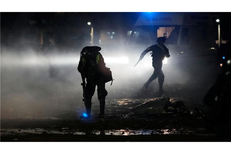 Am Unglücksort kommt es zu Plünderungsversuchen.