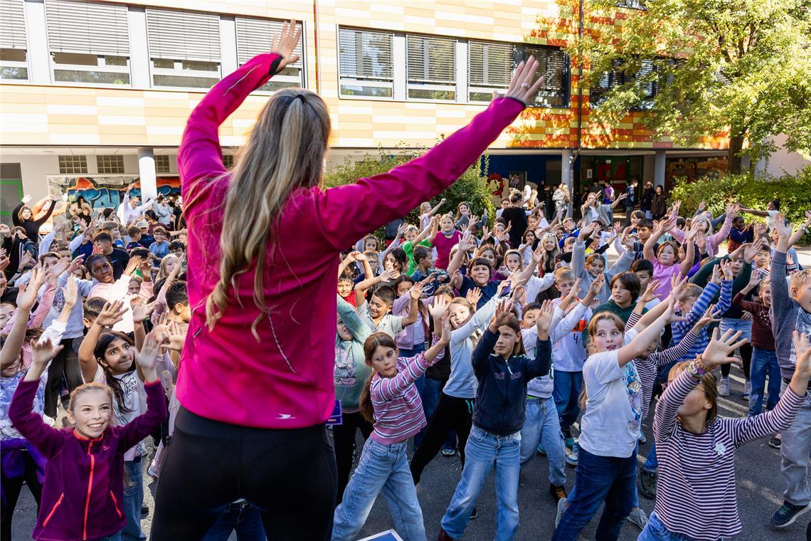 Am vergangenen Freitag tanzten in der großen Pause Schülerinnen und Schüler aller Klassenstufen gemeinsam auf dem Schulhof der Gemeinschaftsschule in der Taus unter der Anleitung von Sportlehrerin Melanie Andergassen. Foto: Karen Steinebronn
