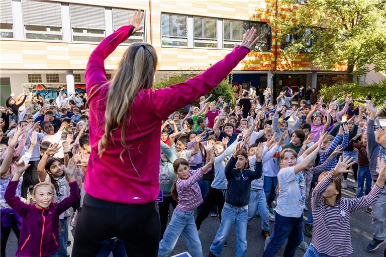Am vergangenen Freitag tanzten in der großen Pause Schülerinnen und Schüler aller Klassenstufen gemeinsam auf dem Schulhof der Gemeinschaftsschule in der Taus unter der Anleitung von Sportlehrerin Melanie Andergassen. Foto: Karen Steinebronn