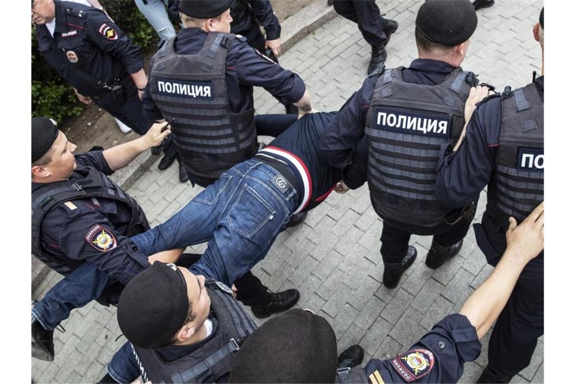 Am vergangenen Mittwoch gab es bei den ersten Protesten gegen Polizei-Willkür im Falle des Enthüllungsjournalisten Golunow Dutzende Festnahmen. Foto: Pavel Golovkin/AP