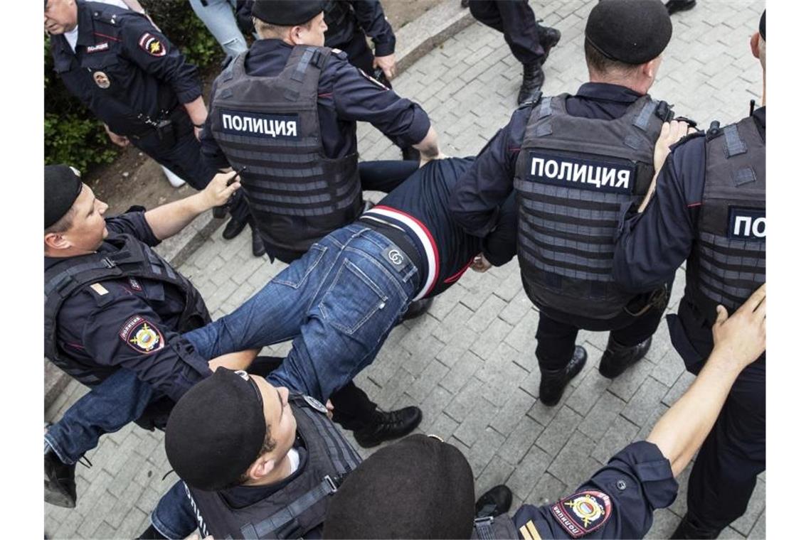 Kundgebung in Moskau gegen Polizei und Druck auf Medien Am vergangenen Mittwoch gab es bei den ersten Protesten gegen Polizei-Willkür im Falle des Enthüllungsjournalisten Golunow Dutzende Festnahmen. Foto: Pavel Golovkin/AP