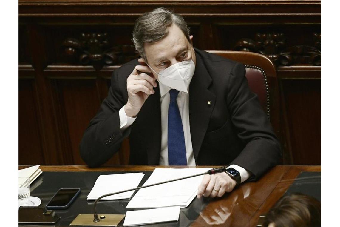 Italiens Premier gewinnt auch zweites Vertrauensvotum Am vergangenen Samstag hatte Staatschef Sergio Mattarella Draghi und sein Kabinett aus Berufspolitikern und parteilosen Experten vereidigt. Foto: Filippo Monteforte/AFP Pool/AP/dpa