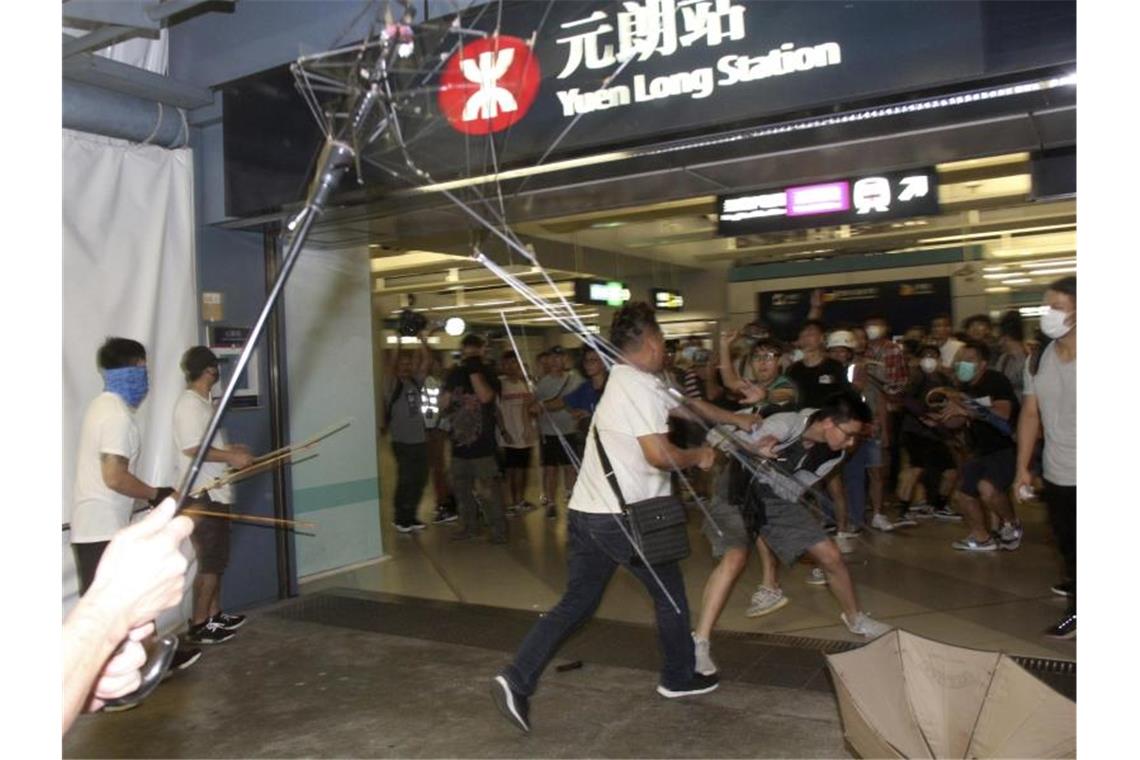 Hongkong: Zusammenstöße zwischen Polizei und Demonstranten Am vergangenen Wochenende waren in weiß gekleidete Schlägertrupps mit Metallstangen und Holzknüppeln bewaffnet auf Pendler und Demonstranten losgegangen. Foto: Uncredited/Apple Daily/AP