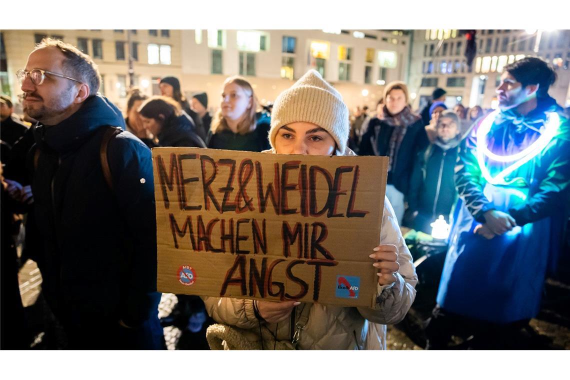 Migration: Nach der Abstimmung ist vor der Abstimmung Am Vorabend der Abstimmungen im Bundestag fand in Berlin eine Kundgebung gegen die AfD und die Asylpolitik von CDU/CSU statt.