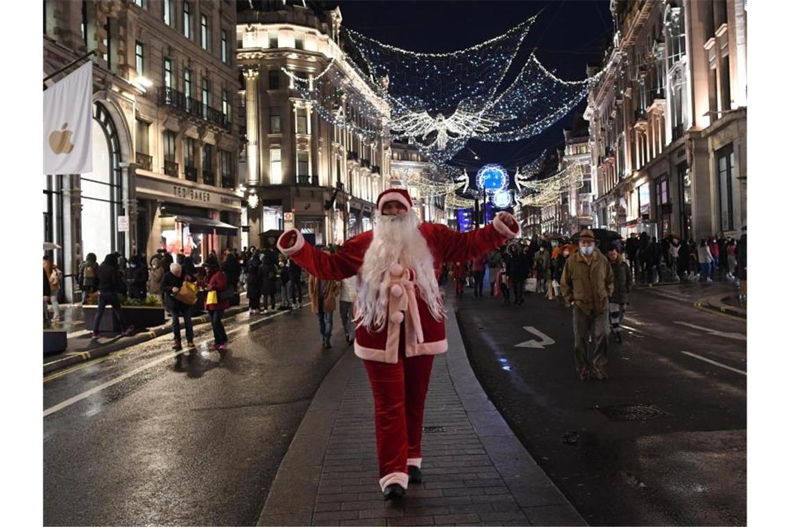 Am Vorabend des Shutdowns herrscht in der Londoner Oxford Street noch reger Betrieb. Foto: Stefan Rousseau/PA Wire/dpa