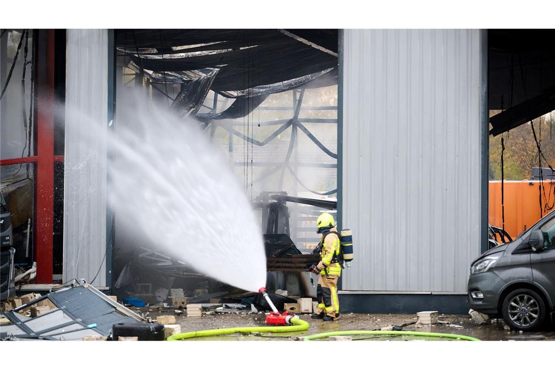 Explosion in Lkw-Werkstatt - zwei lebensgefährlich Verletzte Am Vormittag hatten die Einsatzkräfte den Brand unter Kontrolle.