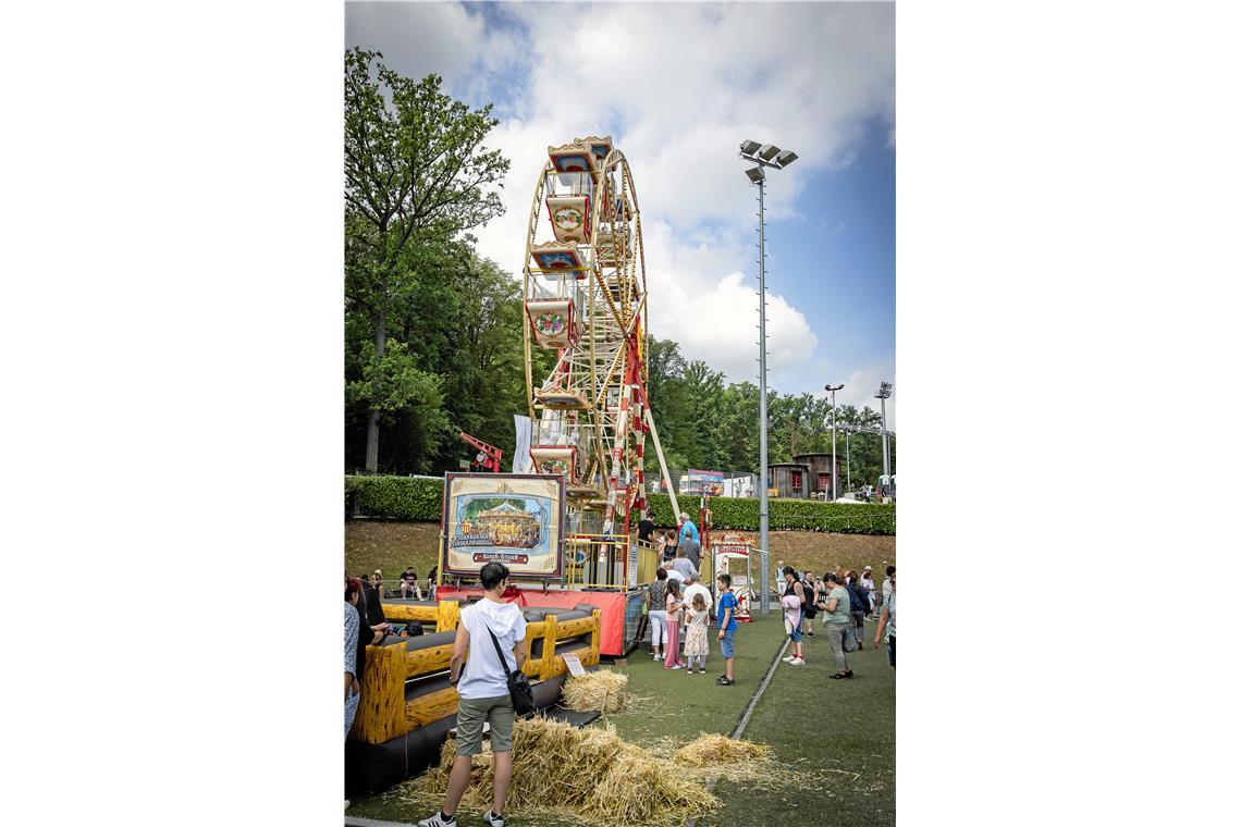 Am Vortag stand das Riesenrad noch neben der Bühne, nun kann man im Bergdorf ein...