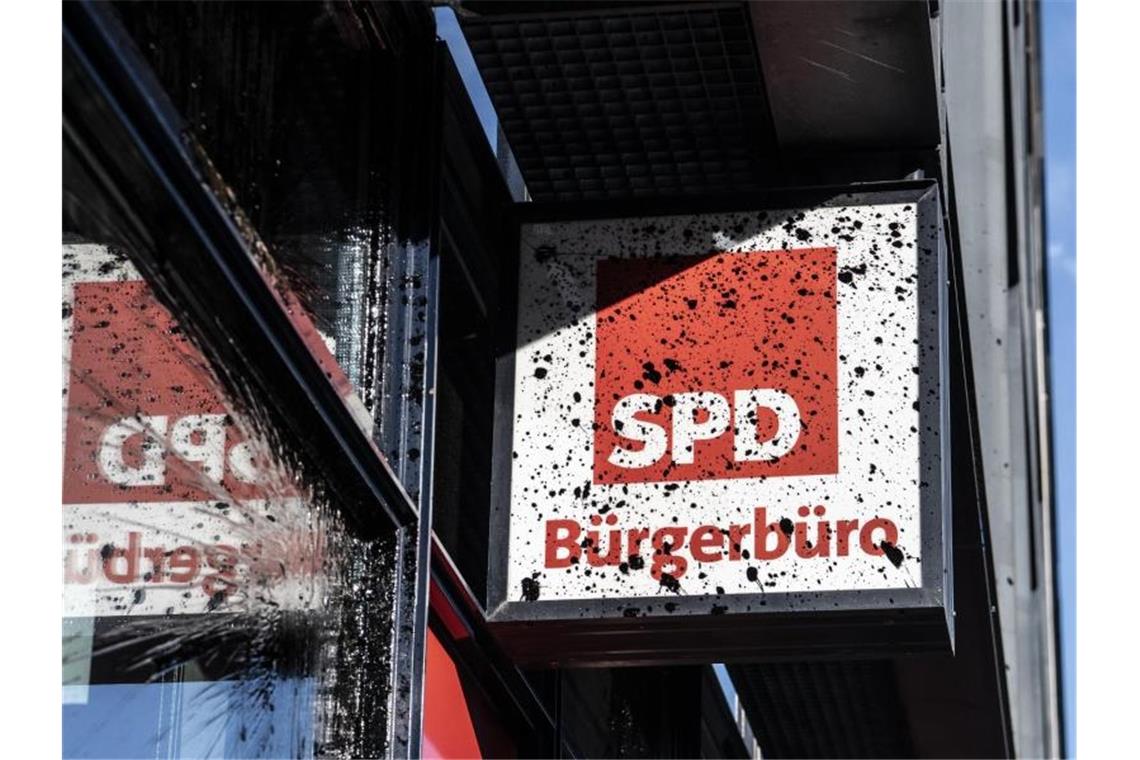 Am Willy-Brandt-Haus sind die Spuren des Angriffs in der Nacht zu sehen. Foto: Paul Zinken/dpa