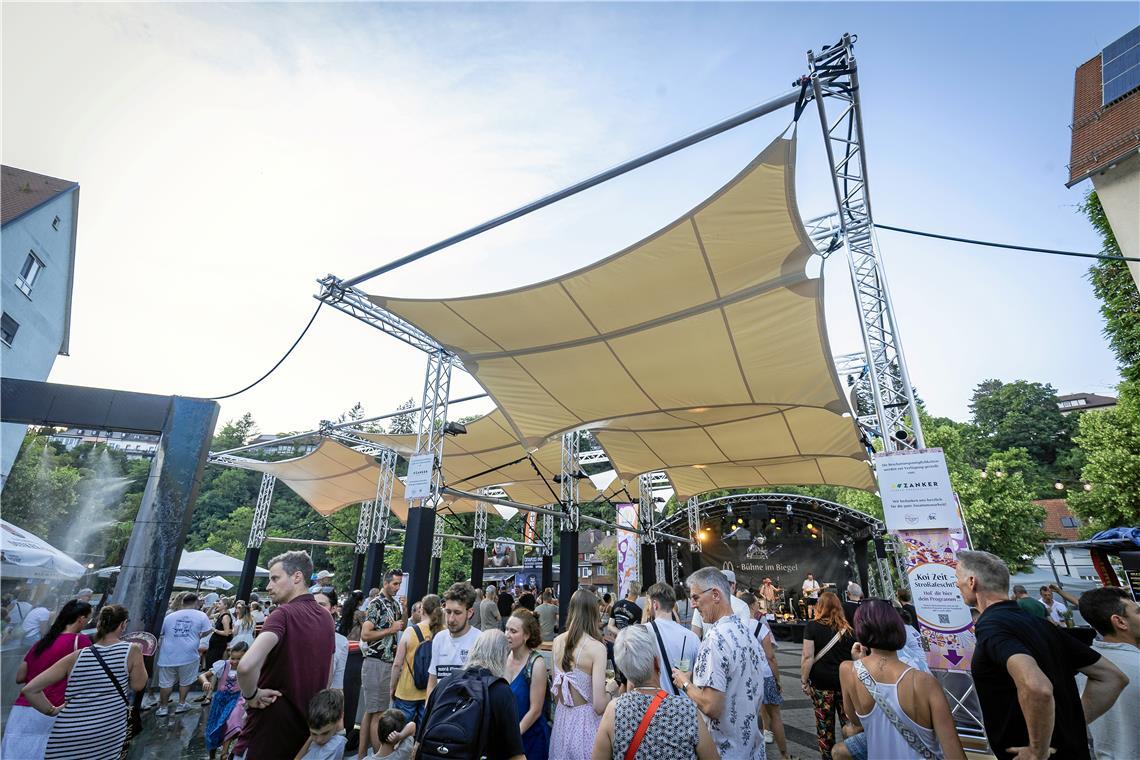 Am Willy-Brandt-Platz sorgt ein Sonnensegel für Schutz vor der heißen Sonne.