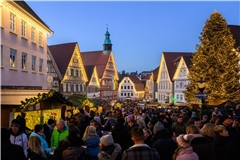 Am Wochenende erstrahlt die Backnanger Altstadt in funkelndem Lichterglanz. Foto: Stephan Haase