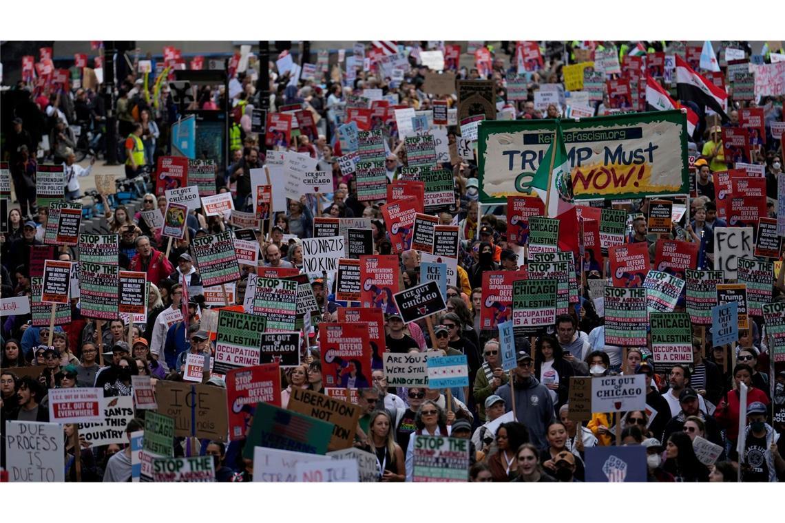 Am Wochenende hatten Menschen in Chicago bereits gegen Trumps Pläne protestiert.
