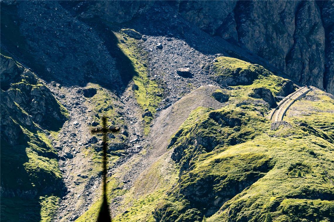 Am Wochenende hatten sich nahe der Staumauer im oberen Teil des Tals Val d'Hérémence rund 5.000 Kubikmeter Gestein gelöst. Am Mittwoch kam es zu weiteren kleinen Abbrüchen.
