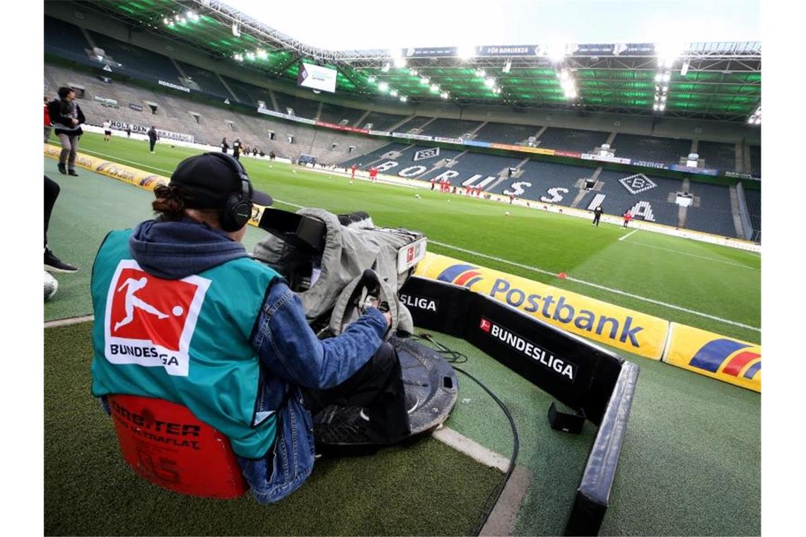 Am Wochenende startet die Bundesliga wieder mit Geisterspielen. Foto: Roland Weihrauch/dpa