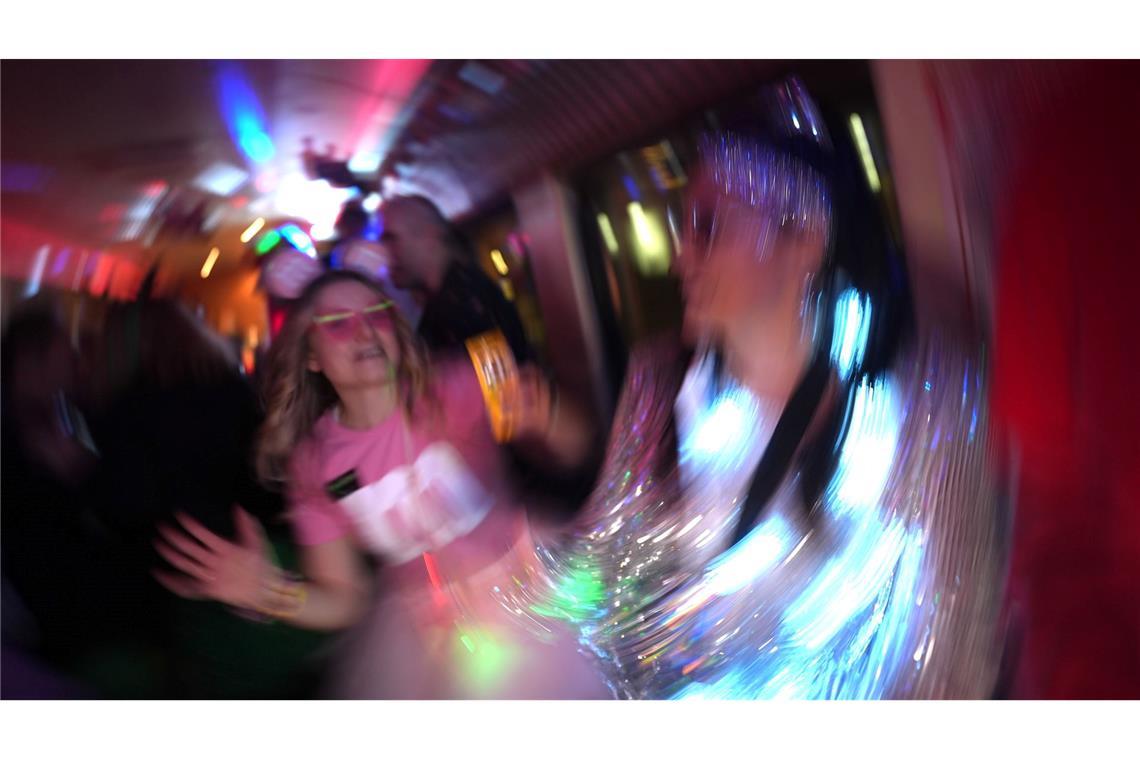 Am Wochenende tanzten und feierten viele Leute zu Karnevalsmusik.