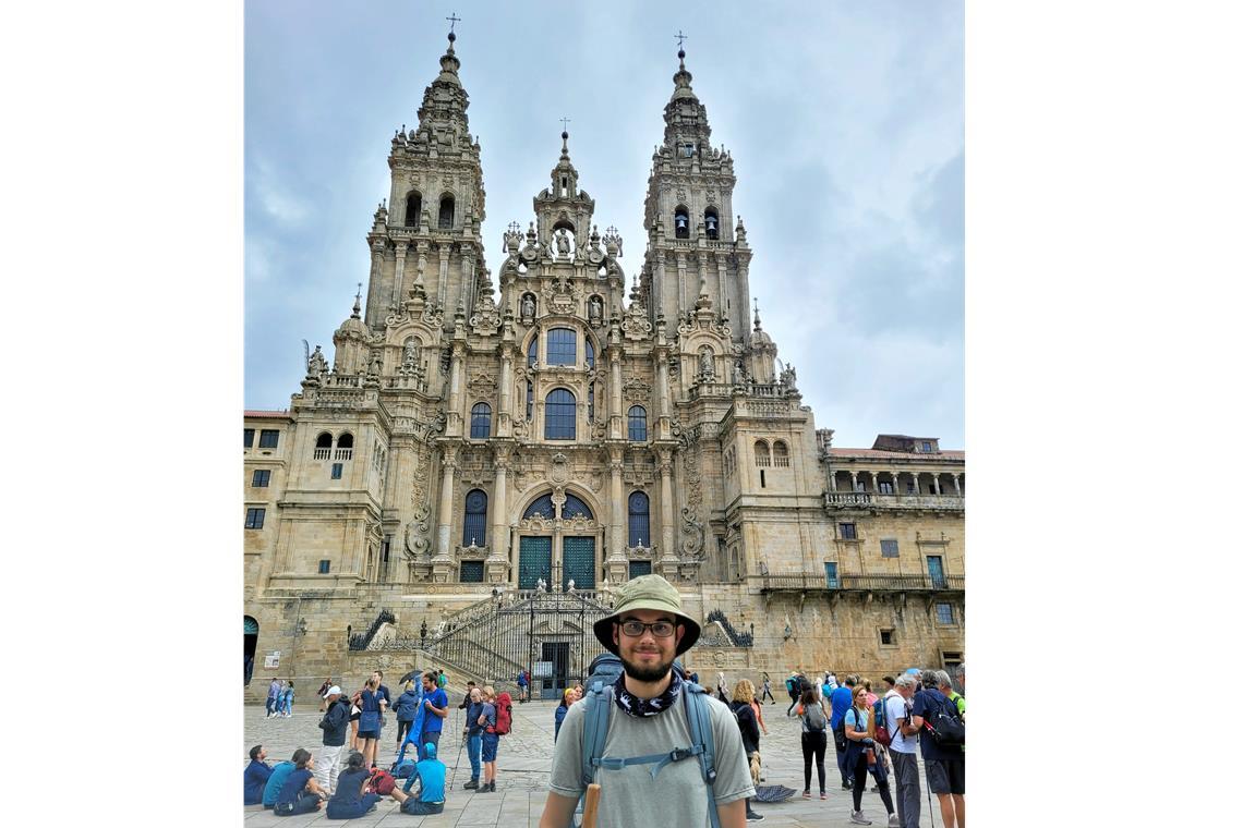 Am Ziel angekommen: Fabian Gutermuth erreicht nach sieben Wochen die langersehnte Kathedrale von Santiago de Compostela. Fotos: privat