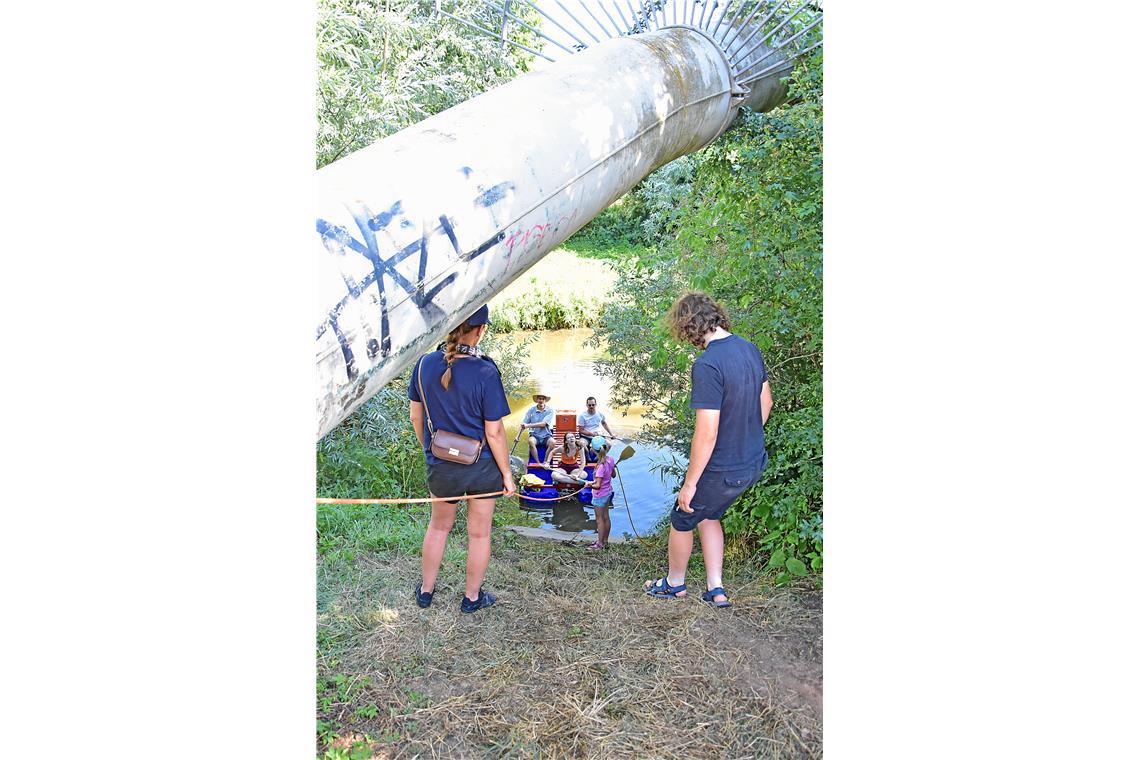 Am Ziel beim JUZE werden die Boote aus dem Wasser gezogen. 39. Murr-Regatta in B...
