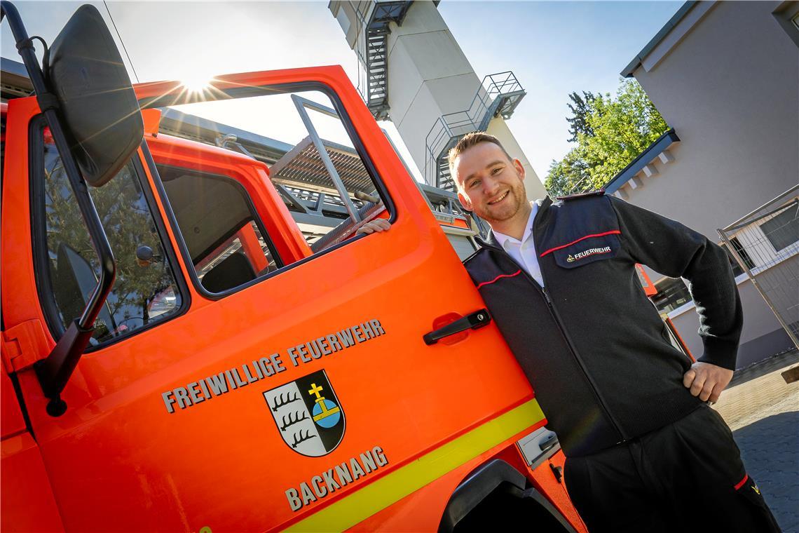 Am Ziel seiner Kindheitsträume: Nachdem er sich bereits seit 2019 ehrenamtlich in der Backnanger Feuerwehr engagiert hat, übernimmt der 31-jährige Marcel Schäfer nun die hauptamtliche Leitung. Foto: Alexander Becher