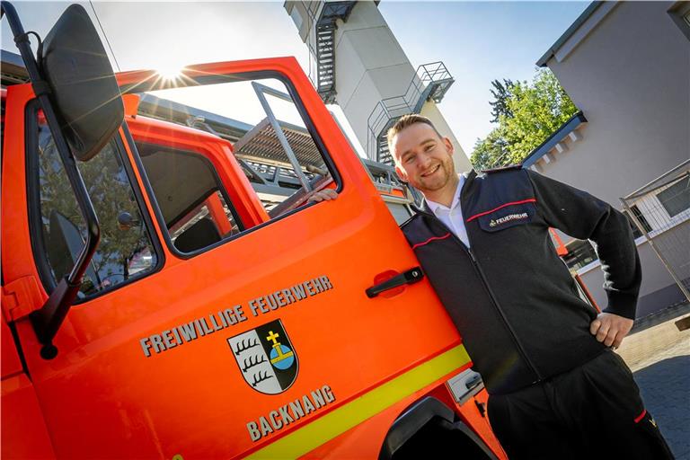 Am Ziel seiner Kindheitsträume: Nachdem er sich bereits seit 2019 ehrenamtlich in der Backnanger Feuerwehr engagiert hat, übernimmt der 31-jährige Marcel Schäfer nun die hauptamtliche Leitung. Foto: Alexander Becher