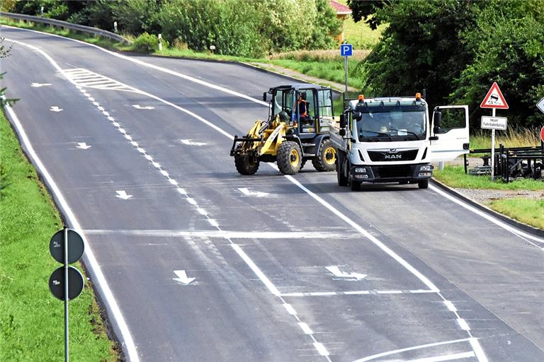 Am zweiten Bauabschnitt wurden gestern die letzten Arbeiten erledigt, seit heute Morgen fließt der Verkehr hier wieder. Foto: T. Sellmaier