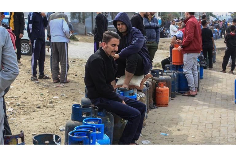 Am zweiten Tag der viertägigen Feuerpause zwischen Israel und der Terrororganisation Hamas stehen Palästinenser Schlange, um ihre Flüssiggasflaschen aufzufüllen.