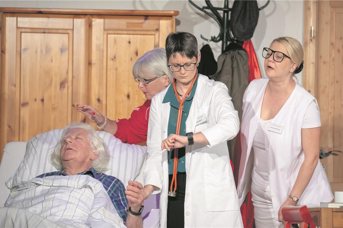 Kurklinikaufenthalt in Schwäbisch Sibirien Amadeus Motzer muss sich nicht durch eine Fastenkur kämpfen, sondern leidet auch unter zu vielen strengen Frauen in seinem Leben. Foto: A. Becher