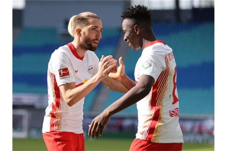 Amadou Haidara (r) bejubelt sein Tor zum 1:0 gegen den VfB Stuttgart mit Kevin Kampl. Foto: Jan Woitas/dpa-Zentralbild/dpa