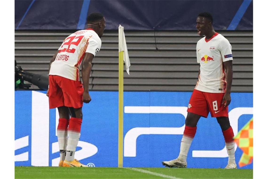 Leipzig im Achtelfinale: RB besiegt Manchester United Amadou Haidara (r) jubelt nach seinem Tor zum 2:0 mit Nordi Mukiele an der Eckfahne. Foto: Jan Woitas/dpa-Zentralbild/dpa