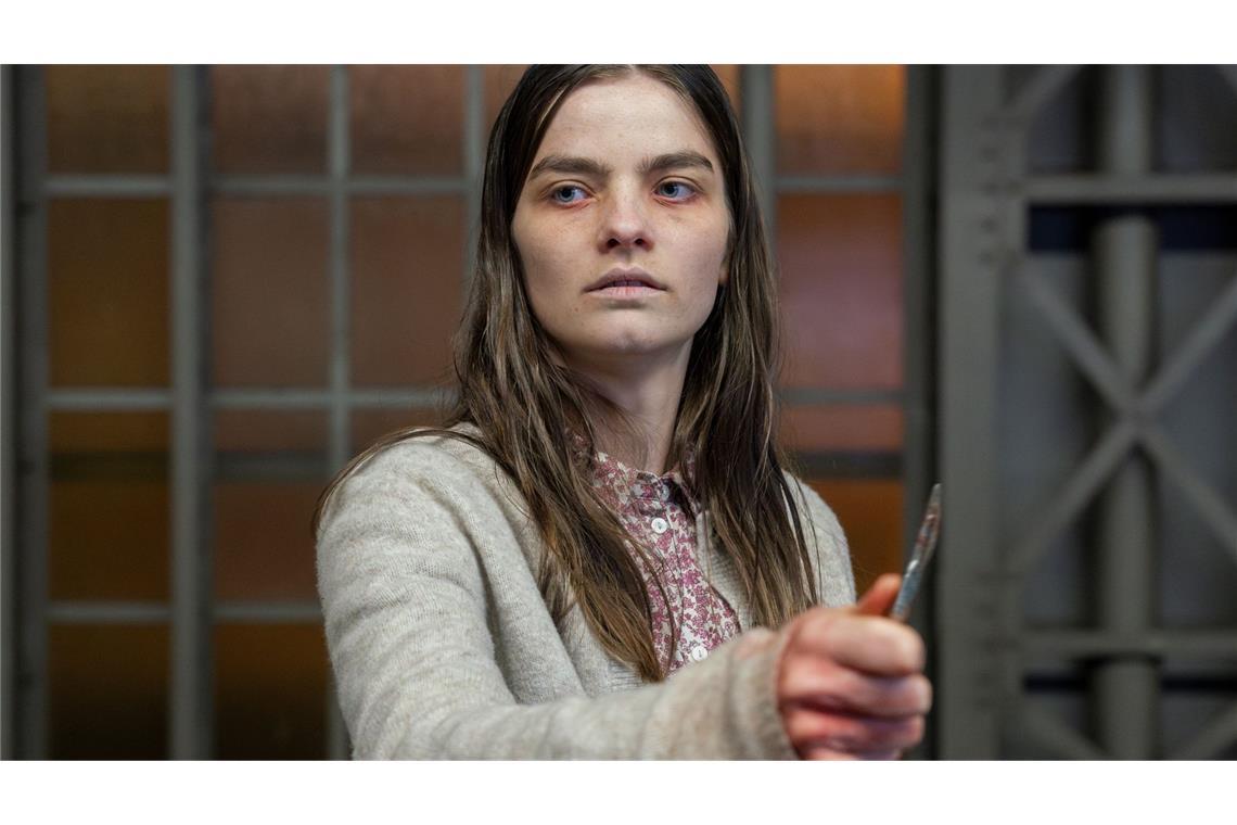 Amanda (Emilie Neumeister) sagt, ihr Vater verfolge sie. Sie sei in einem Keller gefangen aufgewachsen und ausgehungert worden, wenn sie nicht artig war. Ihr Schwester sei noch immer dort.