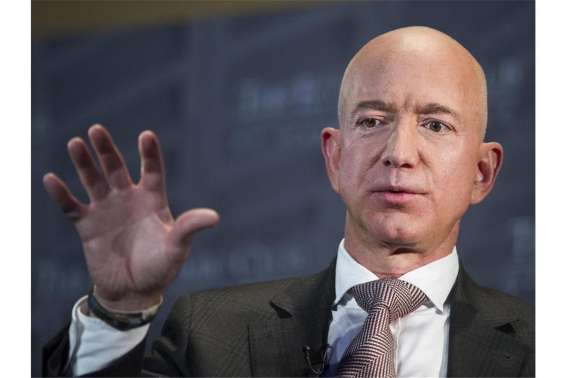 Amazon-Chef Jeff Bezos soll im Mai 2018 eine infizierte WhatsApp-Nachricht vom persönlichen Konto des saudischen Kronprinzen erhalten haben. Foto: Cliff Owen/AP/dpa